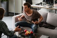 Hanna Svensson - Blutsbande – Björn (Magnus Krepper, l.) und Christian (Adam Pålsson, r.) unterhalten sich im Safe House. Es kommt zu einem Streit.