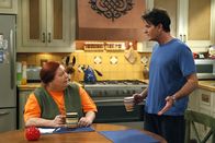 Two and a Half Men – Charlie (Charlie Sheen, r.) schüttet bei Berta (Conchata Ferrell, l.) sein Herz aus, doch diese hat wenig Verständnis für ihn ...