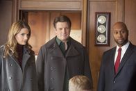 Castle – Der Ruf des Bürgermeisters Robert Weldon (Derek Webster, r.) ist in Gefahr. Castle (Nathan Fillion, M.) setzt alles daran, seinen Freund zu schützen, während Kate Beckett (Stana Katic, l.) bei ihren Ermittlungen keine Rücksicht darauf nehmen kann.