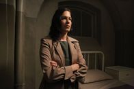 American Horror Story – Jahr 1964: Schwester Jude wird zu einer frisch eingelieferten Patientin gerufen, die felsenfest behauptet, sie sei Anne Frank (Franka Potente). Sie berichtet der Nonne von ihren Erfahrungen in Auschwitz und entblößt ihren Arm, auf dem eine Gefangenennummer tätowiert ist.