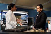 Navy CIS – Kasie Hines (Diona Reasonover, l.); Nick Torres (Wilmer Valderrama, r.)
