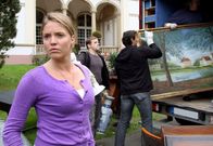 Geld.Macht.Liebe – MDR Fernsehen GELD.MACHT.LIEBE, FOLGE 9, "Aufs Kreuz gelegt" Uhr. Die falsche Krankenschwester Silke (Patricia Aulitzky) lässt von einer Diebesbande die Villa der Rheinbergs ausräumen.