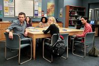 Community – Community Staffel 3 Folge 6 Bunte Gruppe: Joel McHale als Jeff Winger, Alison Brie als Annie Edison, Yvette Nicole Brown als Shirley Bennett, Gillian Jacobs als Britta Perry, Danny Pudi als Abed Nadir Copyright: SRF/2009, 2010 Sony Pictures Television Inc.