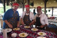 Verrückt nach Meer – Besuch bei TV-Koch Joao Carlos Silva in São Tomé: Ganz Portugal kennt ihn von Fernsehkochshows, viele Sterneköche kennen ihn weltweit von Kochkursen, Seminaren und Konferenzen. Lagermeister Mario Koch und Küchenchef Aleksei Anisimov besuchen Joaos "Roca", sein ehemaliges Plantagenhaus mit Ländereien und Gemüsegarten, und kochen mit ihm auf offenem Feuer.