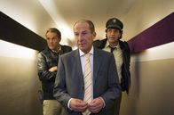 Hubert und Staller – Klinikchef Konrad Weiss (Michael Lesch, Mitte) führt Hubert (Christian Tramitz, links) und Staller (Helmfried von Lüttichau) zum Behandlungsraum der toten Klinikchefin.