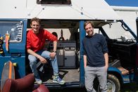 Checker Tobi – Julian (links) und Tobi machen sich auf den Weg, um mehr über den Mauerfall zu erfahren.