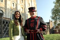 Triff... – Der Yeoman Warder Scott Kelly kümmert sich um die königlichen Raben, die im Tower of London leben.
