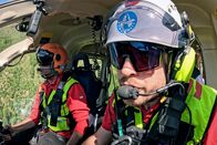 Im Einsatz – Rettungssanitäter Benjamin Hirschier (r.) beim Verletztentransport mit dem Helikopter.