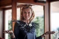 SOKO Kitzbühel – Die Gräfin (Andrea L'Arronge) hat wieder mal richtig Freude an diesem Fall, das ist doch klar.