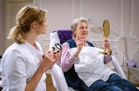 Sturm der Liebe – Im Gegensatz zu Jessica (Isabell Ege, l.), ist sich Hildegard (Antje Hagen, r.) sicher, dass Alfons das Rennen im Probeshooting macht.