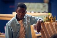 Start the fck up – Kenny (Kelvin Kilonzo) glaubt fest daran, mit einer seiner Ideen ganz groß durchzustarten.