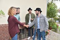jerks. – Maries Eltern (Marion Elskis, l. und Alexander Wipprecht, r.) begrüßen Fahri Yardim (2.v.r.) und Christian Ulmen (r.).