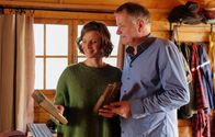 In aller Freundschaft – Roland Heilmann (Thomas Rühmann) und seine Katja (Julia Jäger) genießen die gemeinsame Zeit in Katjas Bootshaus. Da das Mobiliar allerdings noch von Katjas Großvater ist, ist das Schlafsofa gebrochen. Roland ist beeindruckt, als Katja sofort eine handwerkliche Lösung parat hat.