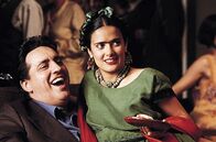 Frida – Diego Rivera (Alfred Molina, l.) und Frida Kahlo (Salma Hayek, r.).