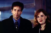Akte X - Die unheimlichen Fälle des FBI – Mulder (David Duchovny, l.) und Scully (Gillian Anderson, r.) werden in Wisconsin mit einer Sekte konfrontiert, die als Vegetarier im Land der Viehzucht das Schlachten beenden wollen.