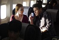 Castle – Bei dem Flug nach London geraten Castle (Nathan Fillion, r.) und seine Tochter Alexis (Molly C. Quinn, l.) in unvorhersehbare Schwierigkeiten ...