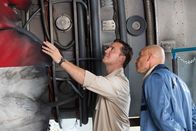 Mayday - Alarm im Cockpit – ATSB Investigator Simon Grummett (played by Justin Mader) points out some critical damage deep in the engine from Qantas Flight 32.