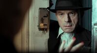 Sternstunde der Mörder – Der Witwenmörder (Gerhard Liebmann) dringt gewaltsam in die Wohnung ein.