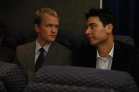 How I Met Your Mother – Barney (Neil Patrick Harris, l.) nimmt Ted (Josh Radnor, r.) mit zum Flughafen, weil es dort ganz besonders viele attraktive Frauen geben soll. Tatsächlich macht Barney bald die Bekanntschaft von zwei netten Mädels, die auf dem Weg nach Philadelphia sind. Ehe sich Ted versieht, sitzen er und Barney ebenfalls im Flieger ...