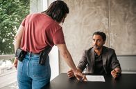 Tatort – Hauptkommissarin Esther Baumann (Brigitte Urhausen) befragt Taleb Hamsa (Omar El-Saeidi).