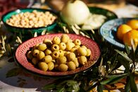 Gordon Ramsay: Kulinarische Abenteuer – Morocco - Olives plated for Gordon Ramsay's cook-off in Morocco.
