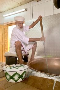 Magic Cities – Im Stadtteil Matrah - der Altstadt Maskats-  wird Halwa, die traditionelle Süßspeise der Omaner, in großen Kupferkesseln zubereitet.