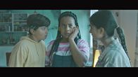 3 Hz – Noor (Maja Azila) telefoniert, Sammy (Arthur Hermans) und Sera (Jolnar Dayoub) hören zu.