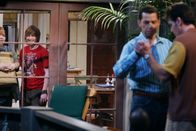 Two and a Half Men – Berta (Conchata Ferrell, l.) und Jake (Angus T. Jones, 2.v.l.) amüsieren sich köstlich, als sie Charlie (Charlie Sheen, r.) und Alan (Jon Cryer, 2.v.r.) beim Tanzen beobachten ...