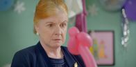 Hullraisers – Als gäbe es nicht schon genug Stress, taucht auch noch Stiefmutter Gloria (Felicity Montagu) auf und versucht, die Gestaltung der Geburtstagsfeier ihrer Enkelin an sich zu reißen.