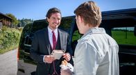 Sturm der Liebe – Tom (Milan Marcus, l. mit Lukas Leibe, r.) freut sich auf ein Wiedersehen mit Alexandra.