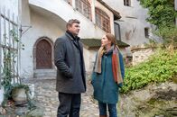 Der Bergdoktor – Martin (Hans Sigl) versucht mehr über Emma Dittmer (Marlene Morreis) zu erfahren. Ist sie für den schlechten Gesundheitszustand ihres Mannes verantwortlich?