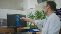 P.M. Wissen – Dr. Florian Kiefer von der Medizinischen Universität Wien zeigt auf einem PET-Scan die braunen Fettzellen, hier rot dargestellt. PET-Scan