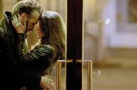 Der Kommissar und die Alpen – Rocco (Marco Giallini) und Caterina (Claudia Vismara) sind sich privat deutlich näher gekommen.