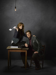 Castle – (5. Staffel) - Richard Castle (Nathan Fillion, r.) will auch weiterhin Kate Beckett (Stana Katic, l.) zur Seite stehen. Auch privat?