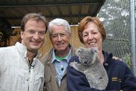 Elstners Reisen – Frank Elstner (Mitte) und Matthias Reinschmidt treffen auf ihrer Reise die Koala-Schützerin Anika Lehmann, die ihr gesamtes Leben der Rettung dieser Beuteltiere verschrieben hat Im Garten von Anika Lehmann werden zwei junge Koalas auf die Auswilderung vorbereitet.