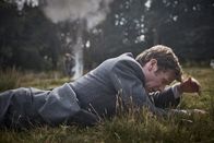 Der junge Inspektor Morse – DS Endeavour (Shaun Evans) ermittelt auf einem Kasernenhof im Fall eines Mordes und wird dabei angeschossen.