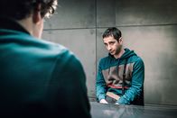 Die Chefin – Korbinian Kirchner (Jonathan Hutter, l.) versucht, von Valentin Wimmer (Denis Moschitto, r.) Informationen über die Entführung zu erhalten. Doch der scheint ihn nicht zu verstehen.