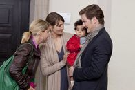 Danni Lowinski – Ende gut, alles gut: Danni (Annette Frier, l.) hat für die kleine Momo (Angi Peters, 2.v.r.) in Paul (Holger Stockhaus, r.) und Sabine Steinhausen (Nicole Marischka, 2.v.l.) eine Familie gefunden ...