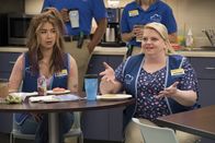 Superstore – Cheyenne (Nichole Bloom, l.); Justine (Kelly Schumann, r.)