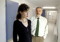 Tatort – Die Gefängnispsychologin Charlotte Janssen (Claudia Hübschmann, links) und der Vollzugsbeamter Peter Vosskamp (Hansa Czypionka, rechts) sind entsetzt über Kösters Flucht und den Mord an ihrem Kollegen Joachim Sobeck.
