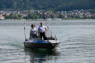 WaPo Bodensee – Julia Demmler (Wendy Güntensperger, l.), und Paul Schott (Tim Wilde, r.) ermitteln im Fall eines Raubmordes, bei dem der Mann von Neles Nachbarin ums Leben kam.