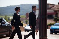 Hamilton – Hamilton (Jakob Ofterbro) und Kristin Ek (Nina Zanjani) auf dem Weg ins Casino.