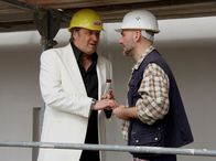 Geld.Macht.Liebe – ARD GELD.MACHT.LIEBE, Folge 1, KUCKUCKSEI, Deutschland 2009, Regie Christine Kabisch Uhr im Ersten. Will Stern (Michael Brandner, links) schmiert einen Bauarbeiter.