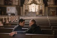 The Exorcist – Mit Aufnahmen von der besessenen Casey hoffen Pater Tomas (Alfonso Herrera, l.) und Pater Marcus (Ben Daniels, r.) endlich auf die Erlaubnis aus dem Vatikan für einen Exorzismus, doch es kommt ganz anders ...