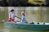 Für eine Frau – Michels kleiner Bruder Jean verdreht den Freundinnen Madeleine (Clotilde Hesme, li.) und Léna (Mélanie Thierry, re.) gehörig den Kopf.