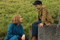 Jojo Rabbit – Rosie (Scarlett Johansson, l.); Jojo (Roman Griffin Davis, r.)
