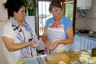 Zu Tisch ... – Maria (li.) und Guillermina (re.) formen traditionelle Fischbällchen, die anschließend in Olivenöl frittiert und in einer heißen Fischbrühe gekocht werden.