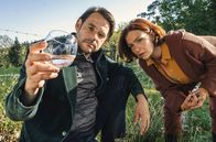 Zimmer mit Stall – Auf dem Fuchsbichlerhof gibt es bestes Wasser! Jan (Alexander Beyer) bringt Pensionswirtin Sophie (Aglaia Szyszkowitz) auf eine neue Geschäftsidee.