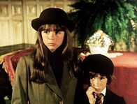 Die Waltons – Tess (Sally Boyden, l.) und Pip (Jeff Cotler, r.) vermissen ihre Eltern so sehr, die seit dem Bombenangriff auf London vermisst werden.