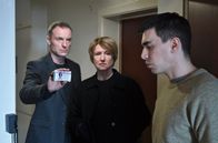 Tatort – Susanne Bonard und Robert Karow suchen im Umfeld des Opfers nach Hinweisen, v.li.: Mark Waschke als Robert Karow, Corinna Harfouch als Susanne Bonard, Henry Morales als Luis